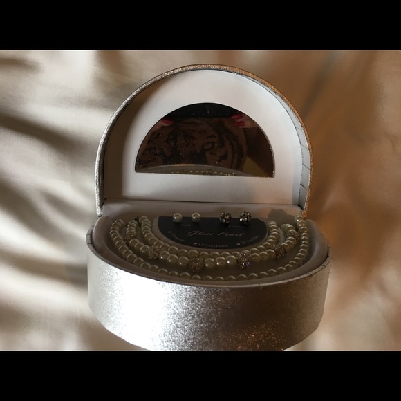 Vintage 5 piece set Pearl/faux diamonds earrings+2 necklace set ORGINAL Box - Picture 3 of 4